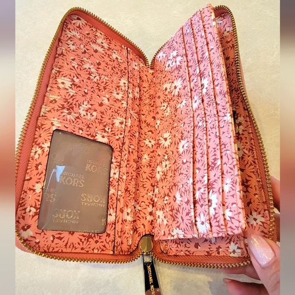 Michael Kors Light pink wallet 8.5" x 4" nice large size wallet - Picture 3 of 6